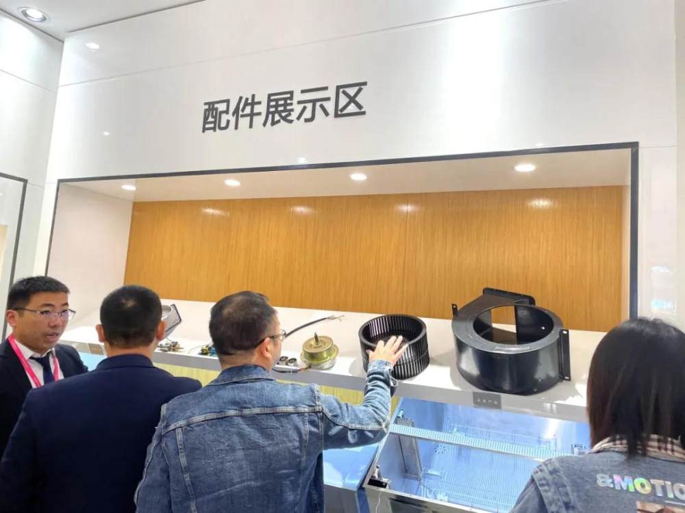 参观公司展厅