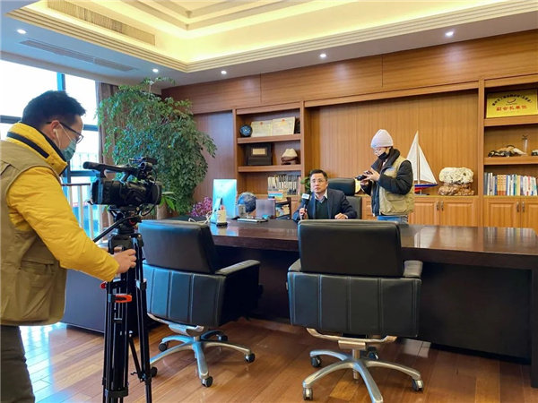 董事长王俊王董接受了电视台记者的采访