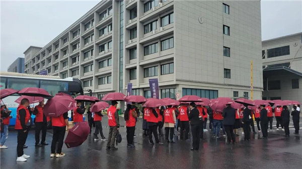 风雨来时路，铿锵踏新程