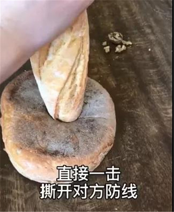 俄罗斯大列巴和法棍不仅具有硬核外形，制作方式也很硬核。一般烤箱没有点硬实力，还是不要硬碰硬！