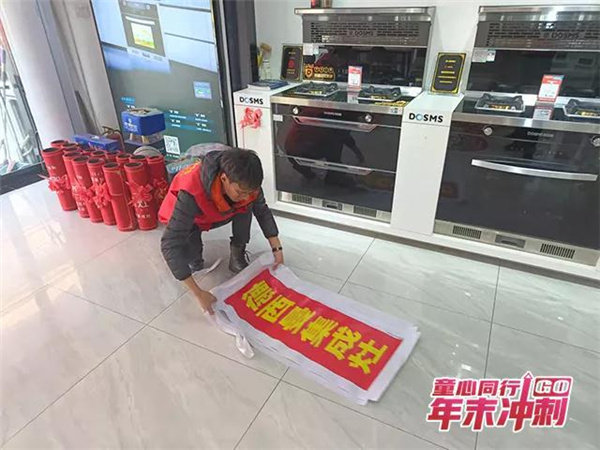 德西曼集成灶帮扶团队达到安徽涡阳专卖店