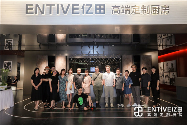 7月22日，「亿想天开•主厨SHOW」亿田设计师沙龙活动将这一幕在亿田高端定制厨房旗舰店（杭州新时代家居生活广场3楼）完美复刻。