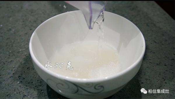 在干净的碗里倒入细砂糖、水、玉米油；