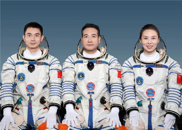 天地所有相遇，都是久别重逢。出差183天，神舟十三号在2022年4月16日稳稳落地，完成中国航天员在轨时间最长的太空“出差”。