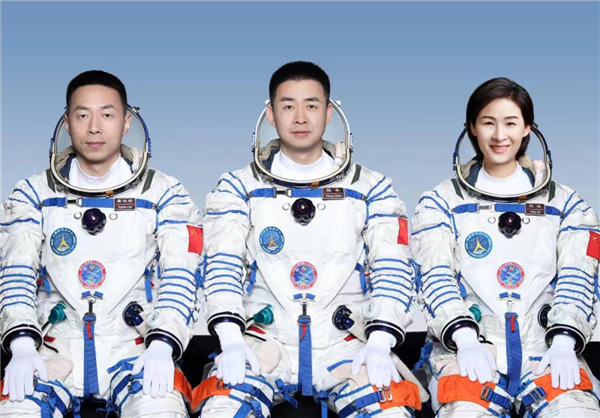 致敬中国航天，圆梦“太空家园”！我们的航天员经历了那些听名字就难以承受的航天员训练，这次又踏上了新征程，开启为期6个月的飞行任务。梦有多燃，就能飞得多远。