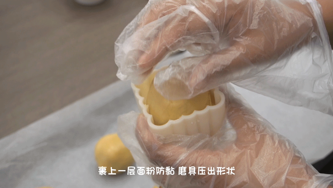 喷上少量水，防止干裂