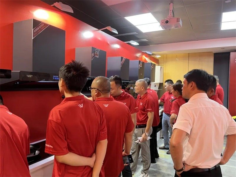 万事兴西南核心经销商聚力破局培训会议暨新品品鉴会