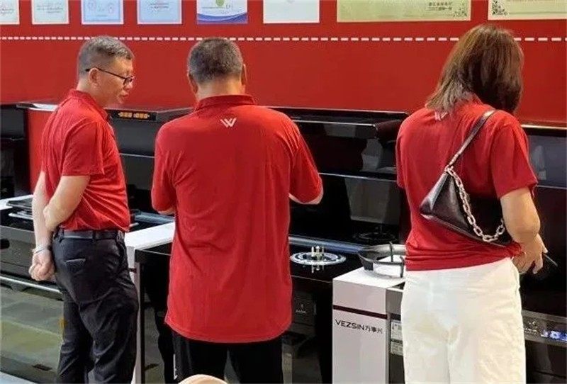万事兴西南核心经销商聚力破局培训会议暨新品品鉴会